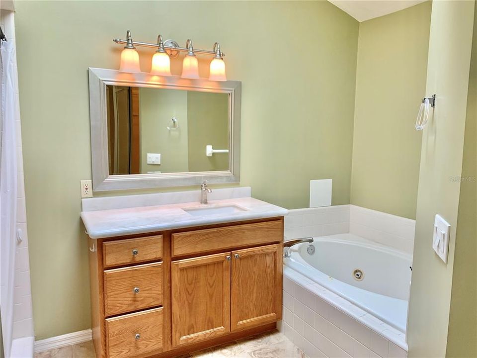 合同活跃: $309,900 (3 贝兹, 2 浴室, 1632 平方英尺)