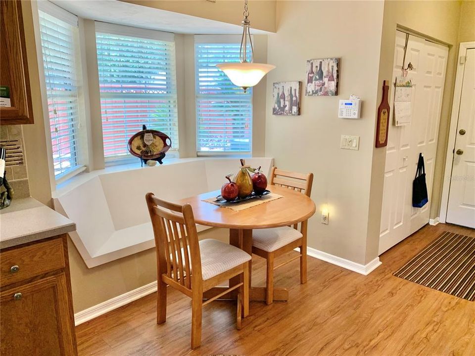 合同活跃: $309,900 (3 贝兹, 2 浴室, 1632 平方英尺)