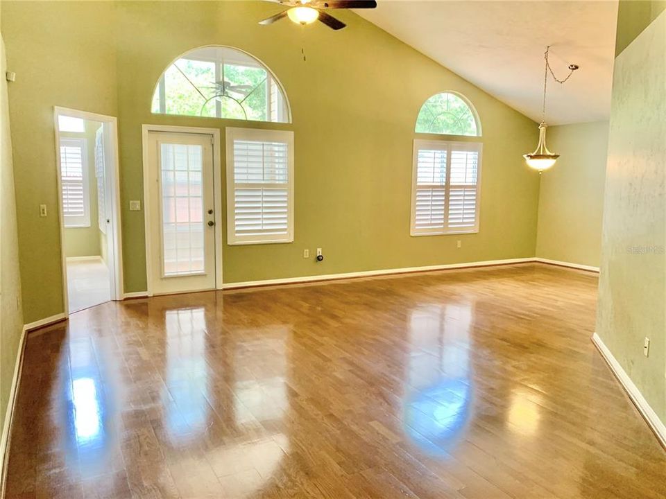 合同活跃: $309,900 (3 贝兹, 2 浴室, 1632 平方英尺)