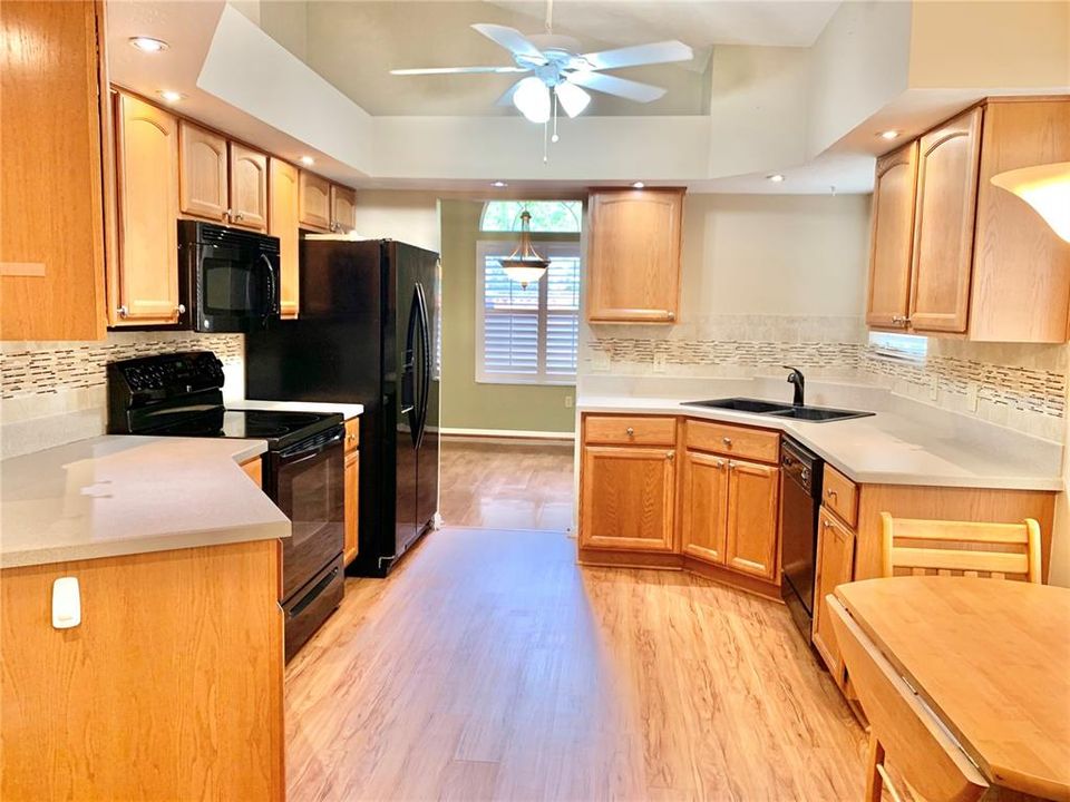 合同活跃: $309,900 (3 贝兹, 2 浴室, 1632 平方英尺)