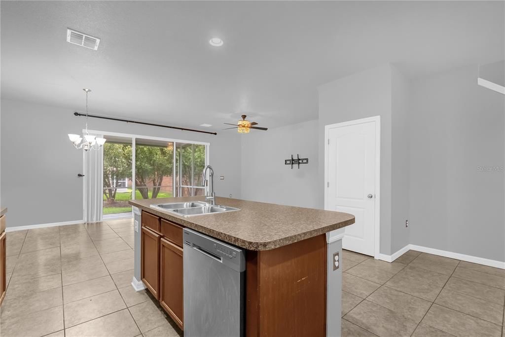 待售: $335,000 (3 贝兹, 2 浴室, 1642 平方英尺)