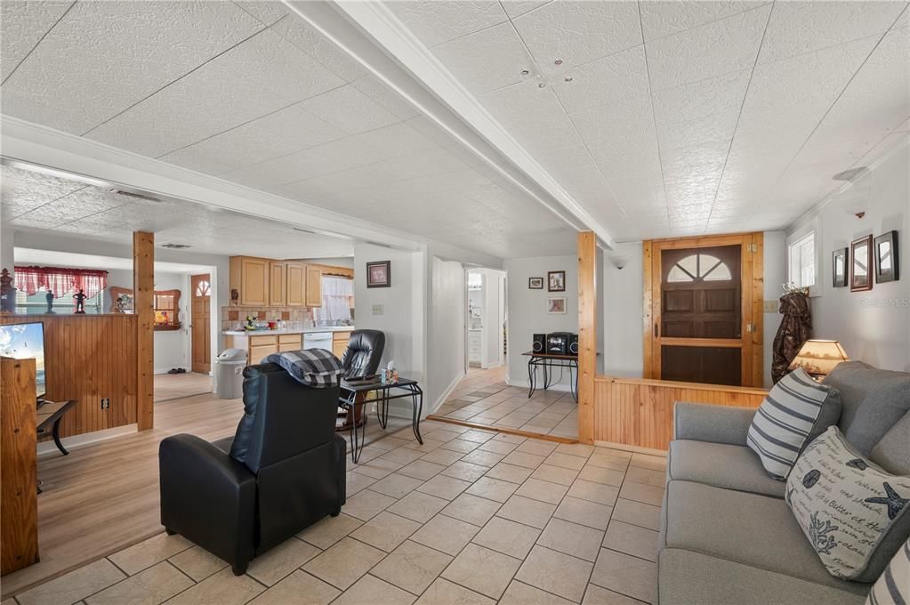 For Sale: $225,000 (2 beds, 2 baths, 1368 Square Feet)