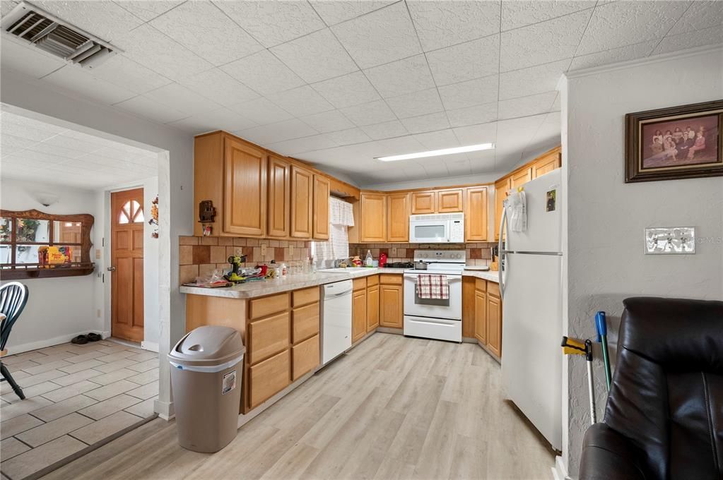 For Sale: $225,000 (2 beds, 2 baths, 1368 Square Feet)