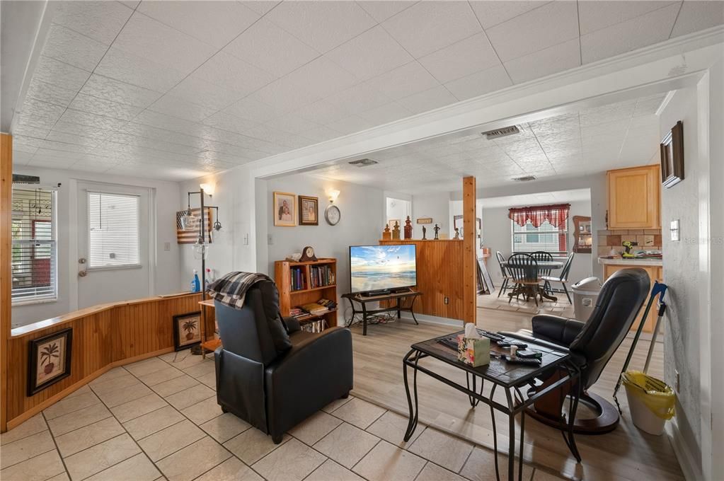 For Sale: $225,000 (2 beds, 2 baths, 1368 Square Feet)