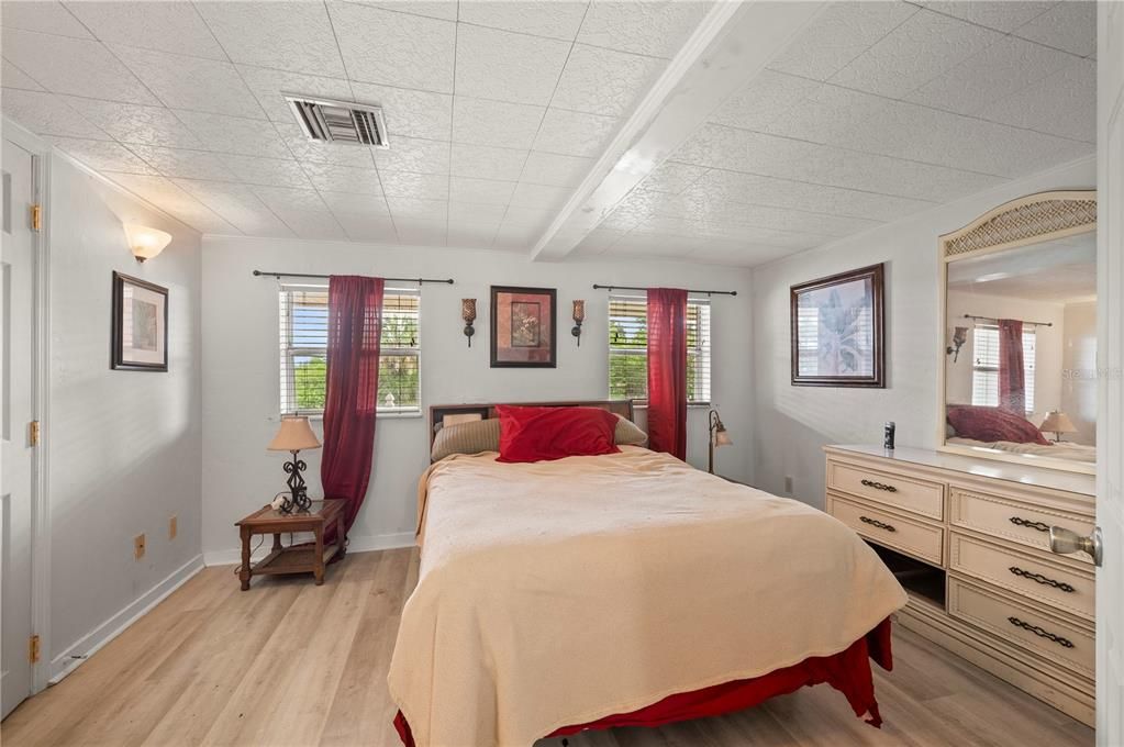 For Sale: $225,000 (2 beds, 2 baths, 1368 Square Feet)