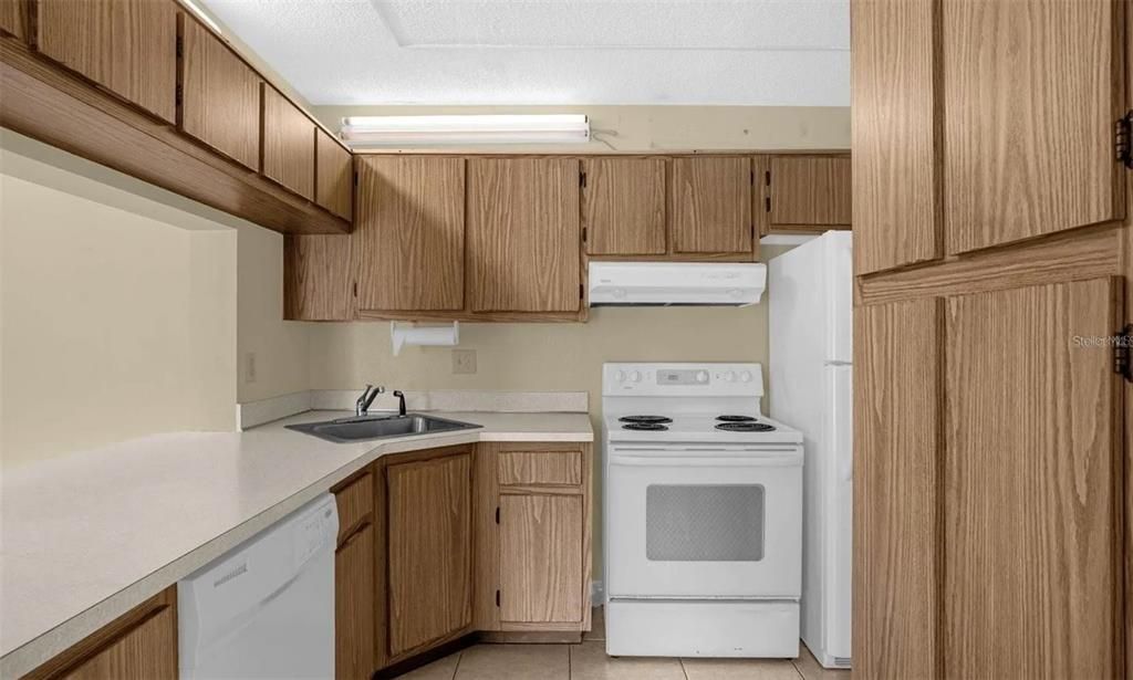 For Sale: $160,900 (2 beds, 2 baths, 975 Square Feet)