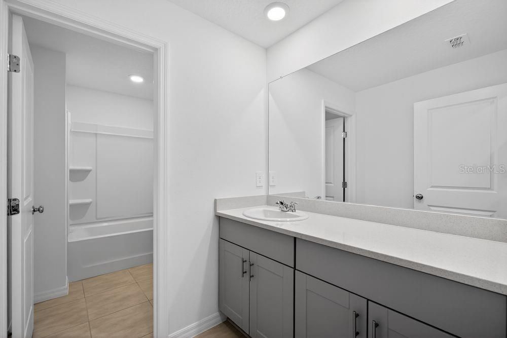 Под контрактом: $375,999 (5 спален, 3 ванн, 2287 Квадратных фут)