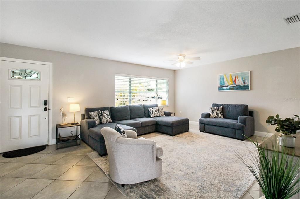 出租: $7,000 (3 贝兹, 2 浴室, 1410 平方英尺)