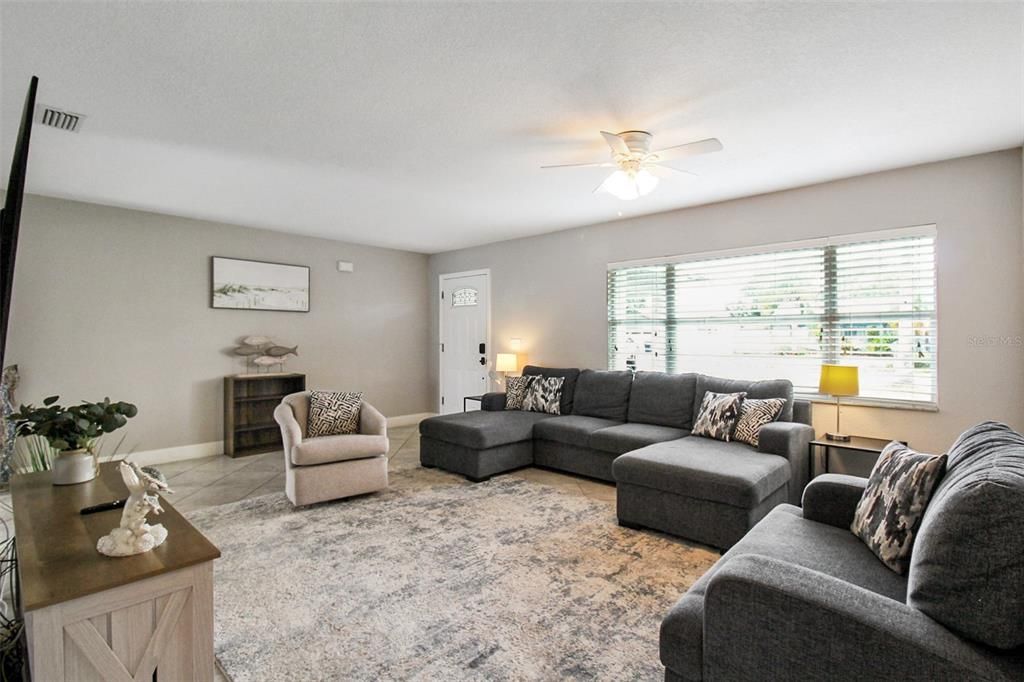 出租: $7,000 (3 贝兹, 2 浴室, 1410 平方英尺)