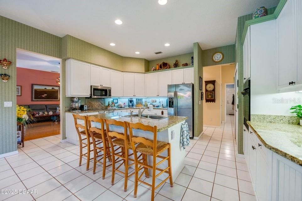 合同活跃: $620,000 (4 贝兹, 2 浴室, 3104 平方英尺)