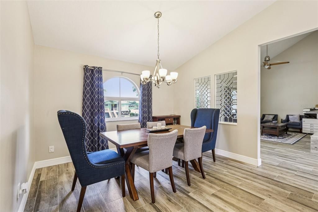 En Venta: $834,900 (4 camas, 3 baños, 2974 Pies cuadrados)