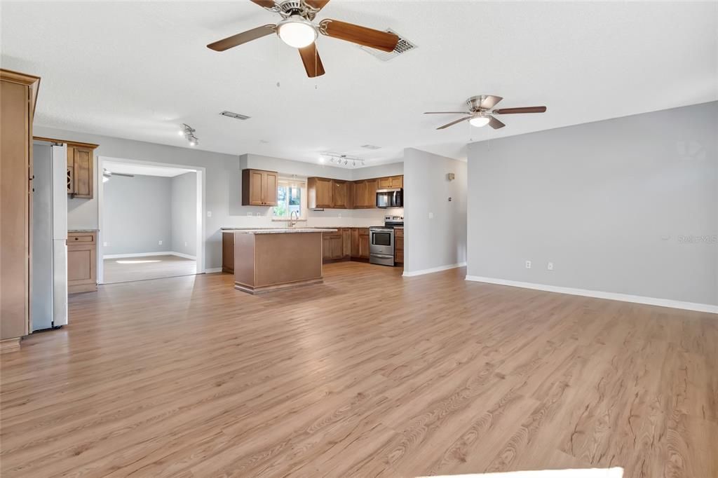 For Rent: $2,050 (4 beds, 2 baths, 2002 Square Feet)