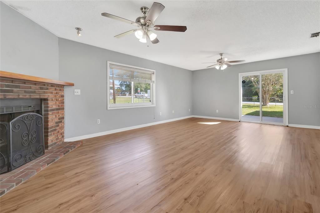 For Rent: $2,050 (4 beds, 2 baths, 2002 Square Feet)