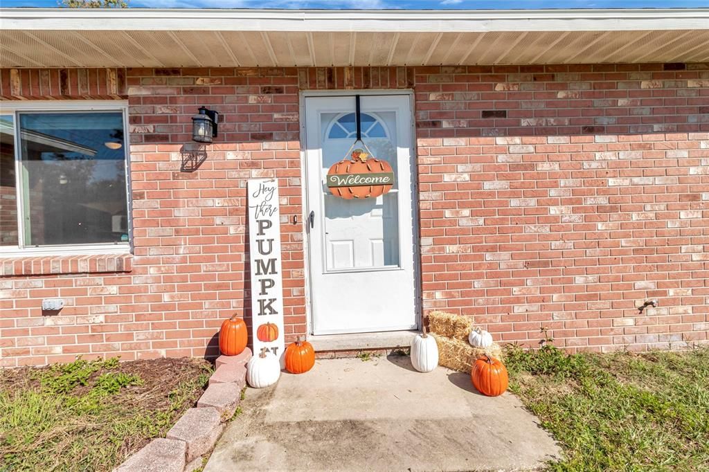 For Rent: $2,050 (4 beds, 2 baths, 2002 Square Feet)