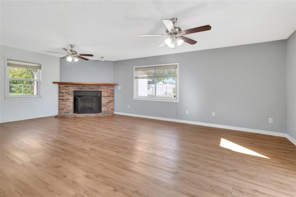 For Rent: $2,050 (4 beds, 2 baths, 2002 Square Feet)