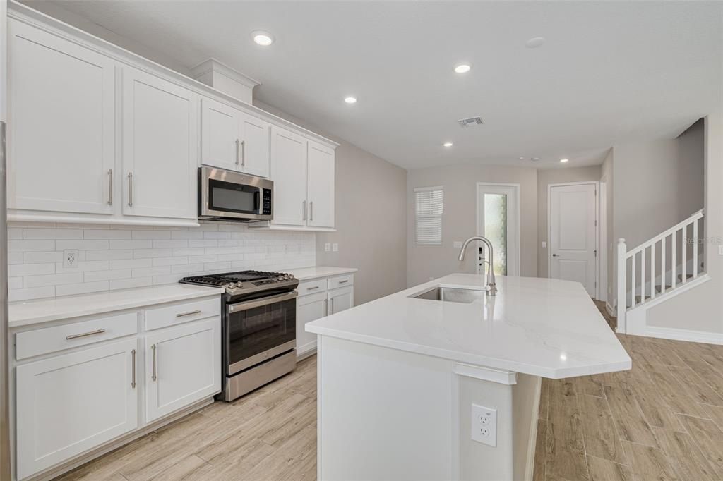 Под контрактом: $375,000 (3 спален, 2 ванн, 1827 Квадратных фут)