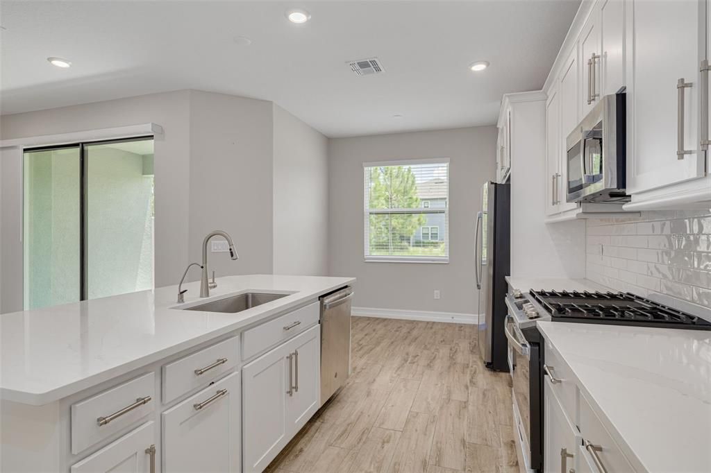 Под контрактом: $375,000 (3 спален, 2 ванн, 1827 Квадратных фут)