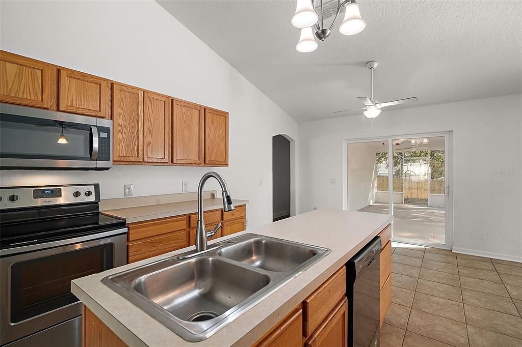 На продажу: $445,000 (4 спален, 2 ванн, 2238 Квадратных фут)