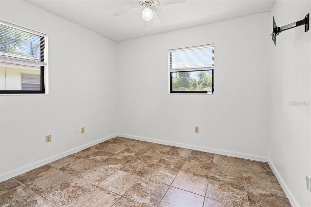 待售: $195,000 (3 贝兹, 1 浴室, 1209 平方英尺)