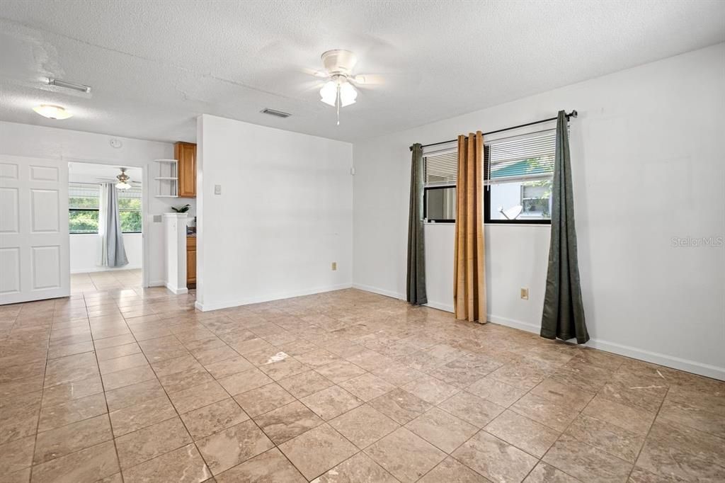 待售: $195,000 (3 贝兹, 1 浴室, 1209 平方英尺)