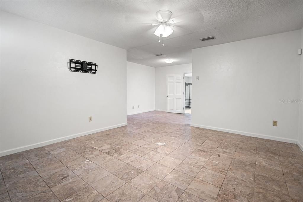 待售: $195,000 (3 贝兹, 1 浴室, 1209 平方英尺)