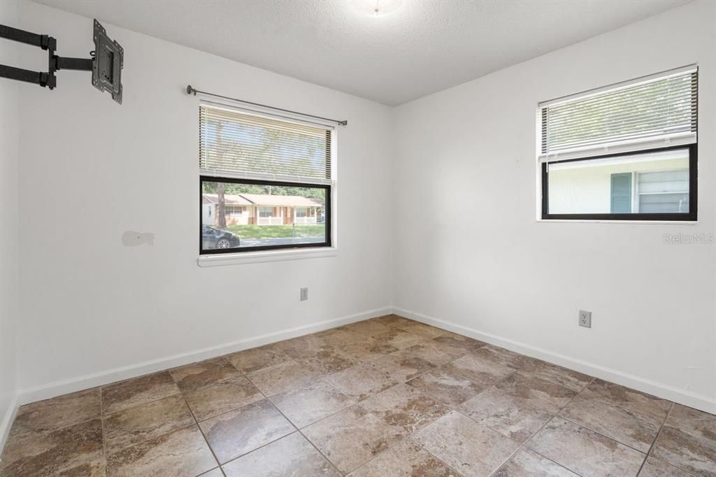 待售: $195,000 (3 贝兹, 1 浴室, 1209 平方英尺)