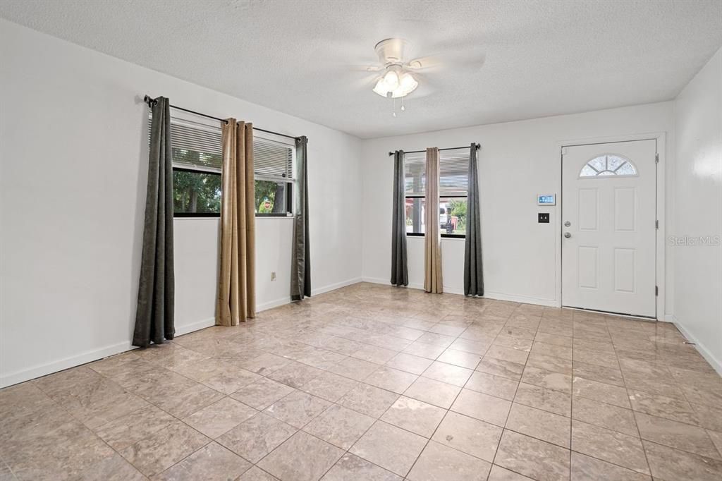 待售: $195,000 (3 贝兹, 1 浴室, 1209 平方英尺)