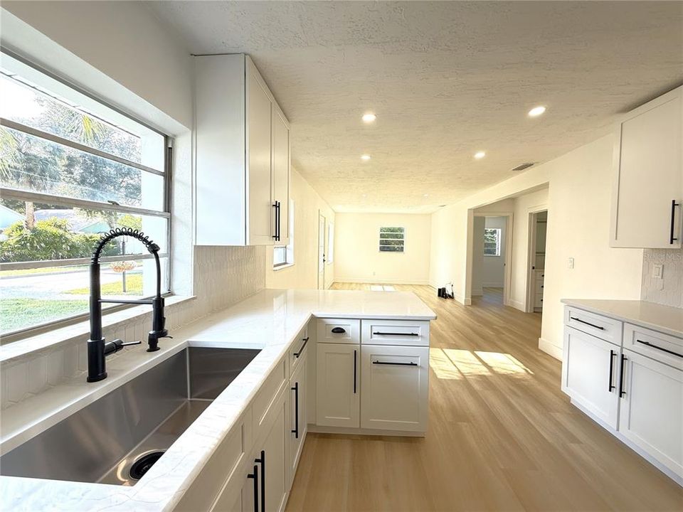 Под контрактом: $229,900 (3 спален, 1 ванн, 910 Квадратных фут)