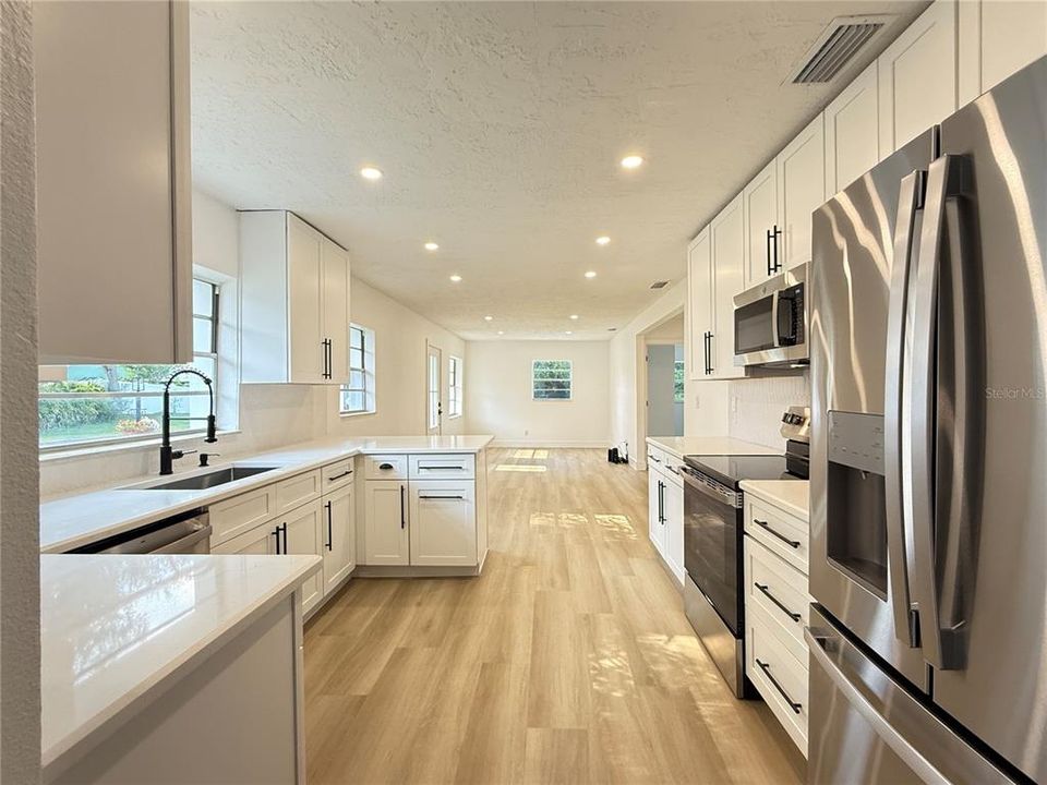 Под контрактом: $229,900 (3 спален, 1 ванн, 910 Квадратных фут)