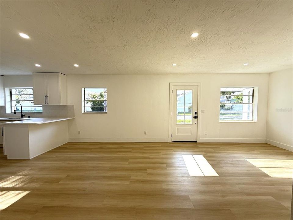 Под контрактом: $229,900 (3 спален, 1 ванн, 910 Квадратных фут)