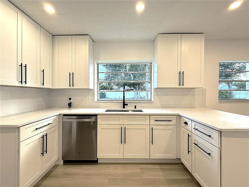 Под контрактом: $229,900 (3 спален, 1 ванн, 910 Квадратных фут)