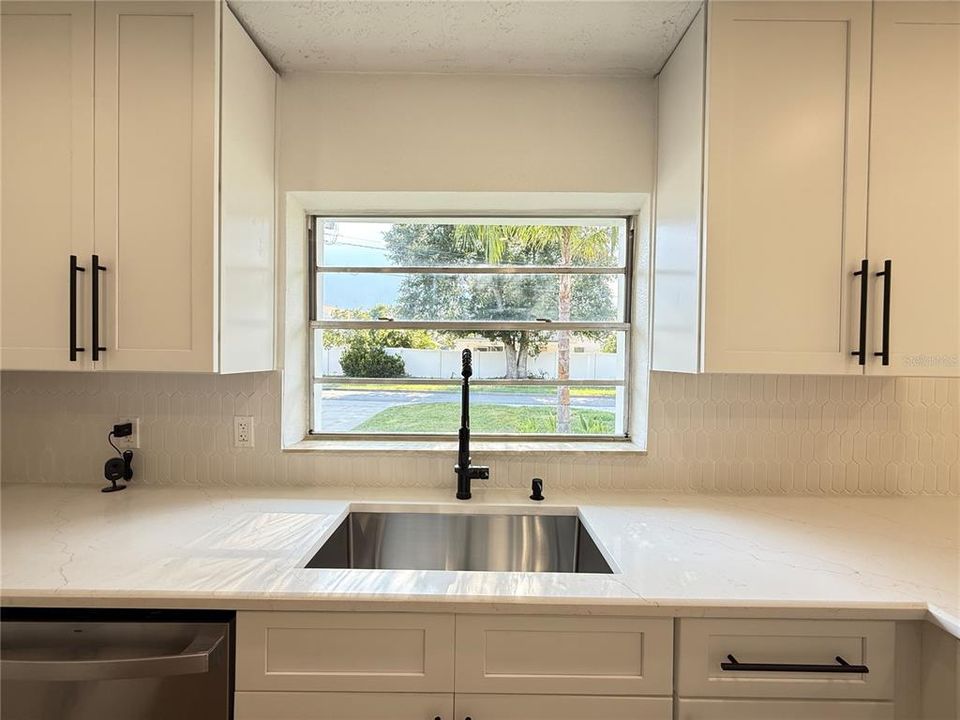 Под контрактом: $229,900 (3 спален, 1 ванн, 910 Квадратных фут)