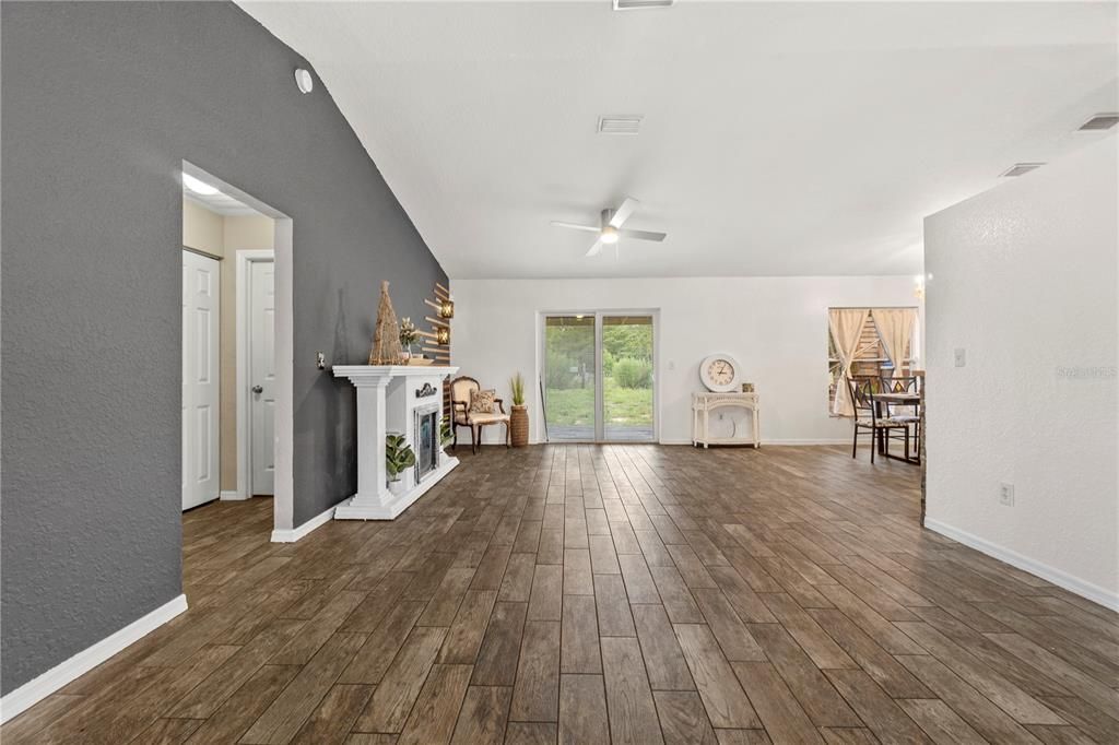 For Sale: $335,000 (3 beds, 2 baths, 1362 Square Feet)