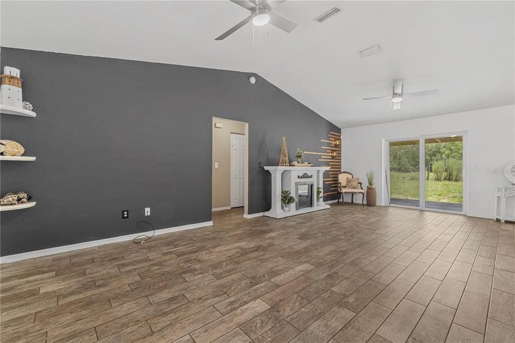 For Sale: $335,000 (3 beds, 2 baths, 1362 Square Feet)