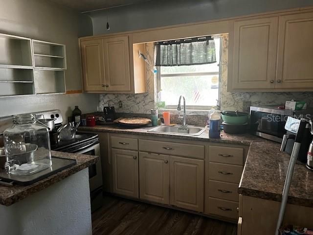 Под контрактом: $243,000 (3 спален, 2 ванн, 1494 Квадратных фут)