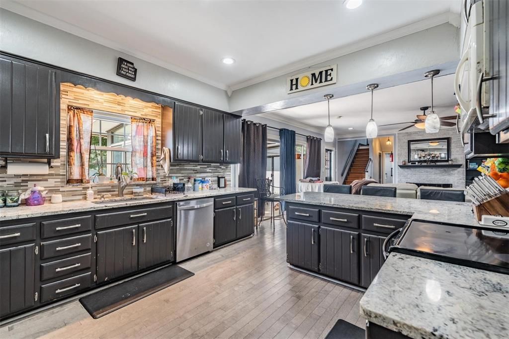 待售: $769,500 (6 贝兹, 4 浴室, 3190 平方英尺)