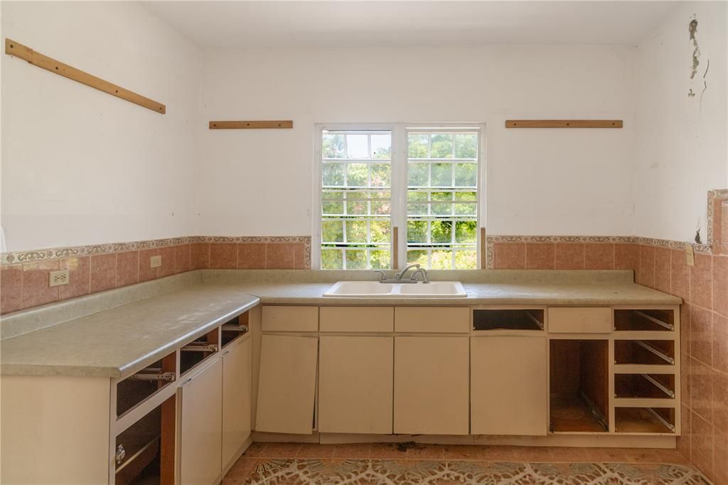 For Sale: $315,000 (4 beds, 1 baths, 1300 Square Feet)