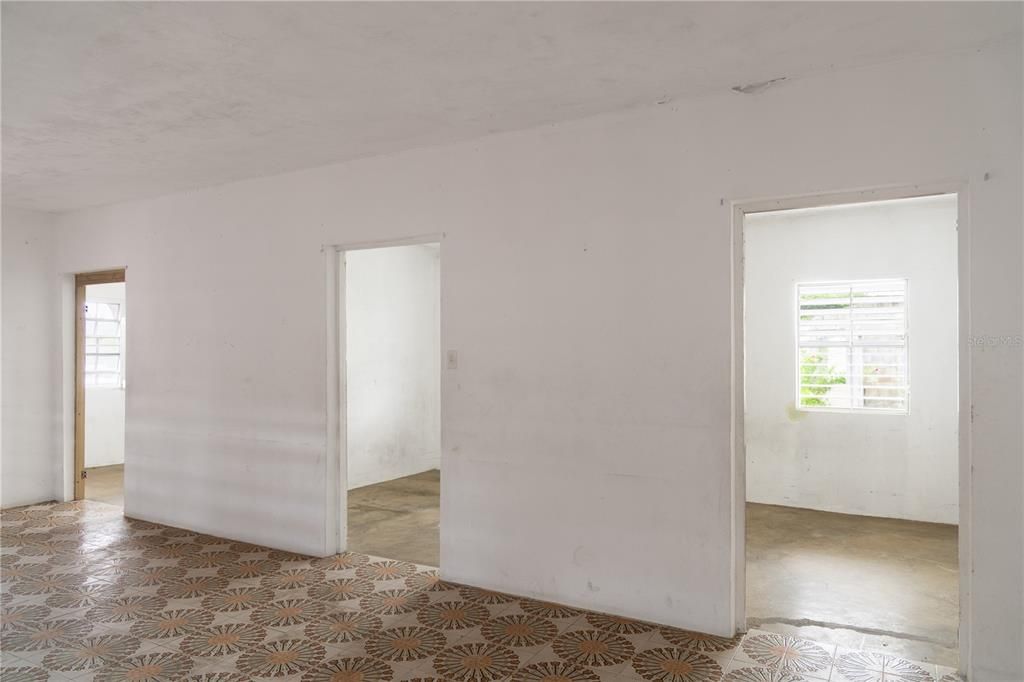 For Sale: $315,000 (4 beds, 1 baths, 1300 Square Feet)