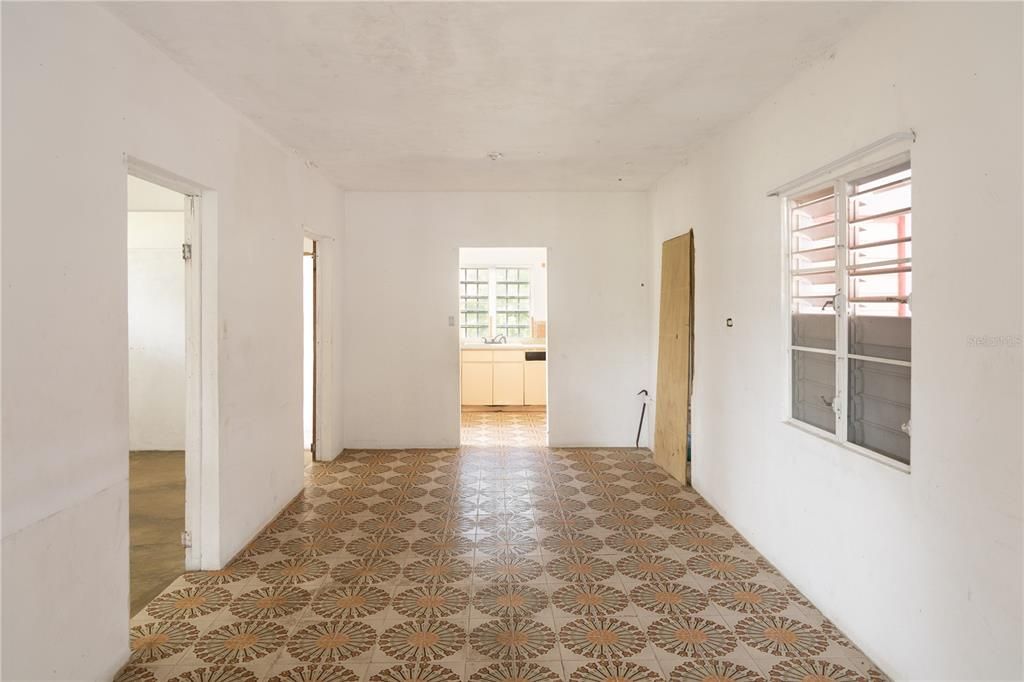 For Sale: $315,000 (4 beds, 1 baths, 1300 Square Feet)