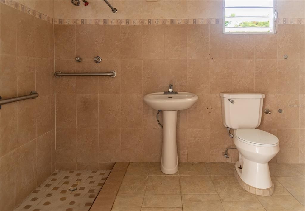 For Sale: $315,000 (4 beds, 1 baths, 1300 Square Feet)