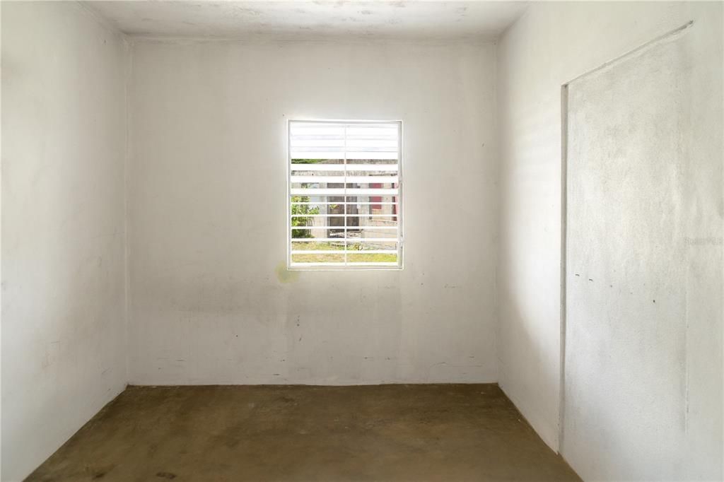 For Sale: $315,000 (4 beds, 1 baths, 1300 Square Feet)