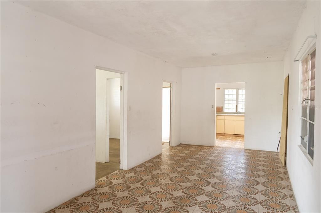 For Sale: $315,000 (4 beds, 1 baths, 1300 Square Feet)