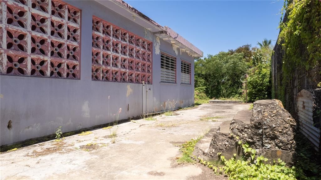 For Sale: $315,000 (4 beds, 1 baths, 1300 Square Feet)