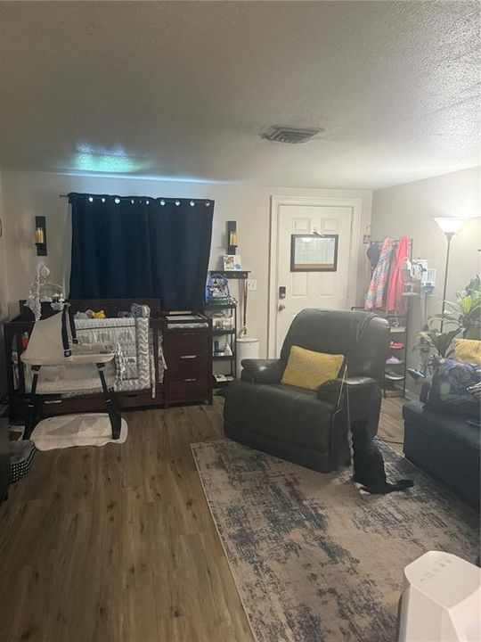 待售: $410,000 (4 贝兹, 0 浴室, 1686 平方英尺)