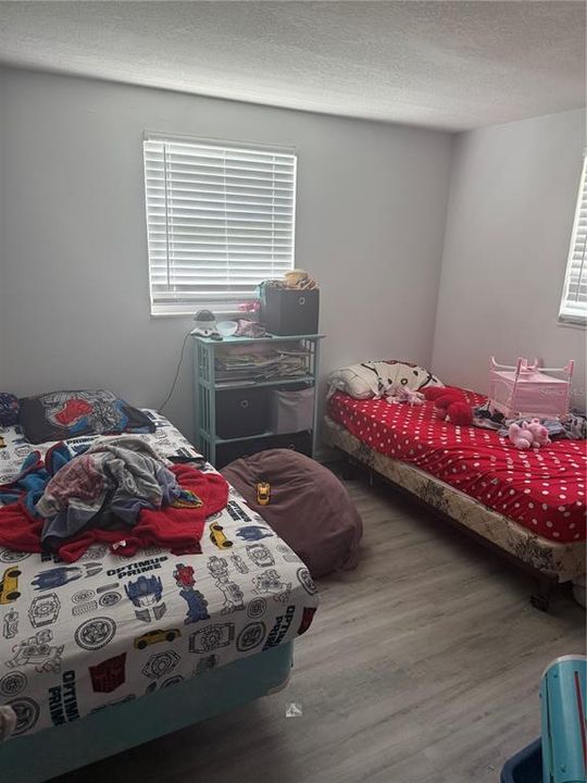 待售: $410,000 (4 贝兹, 0 浴室, 1686 平方英尺)