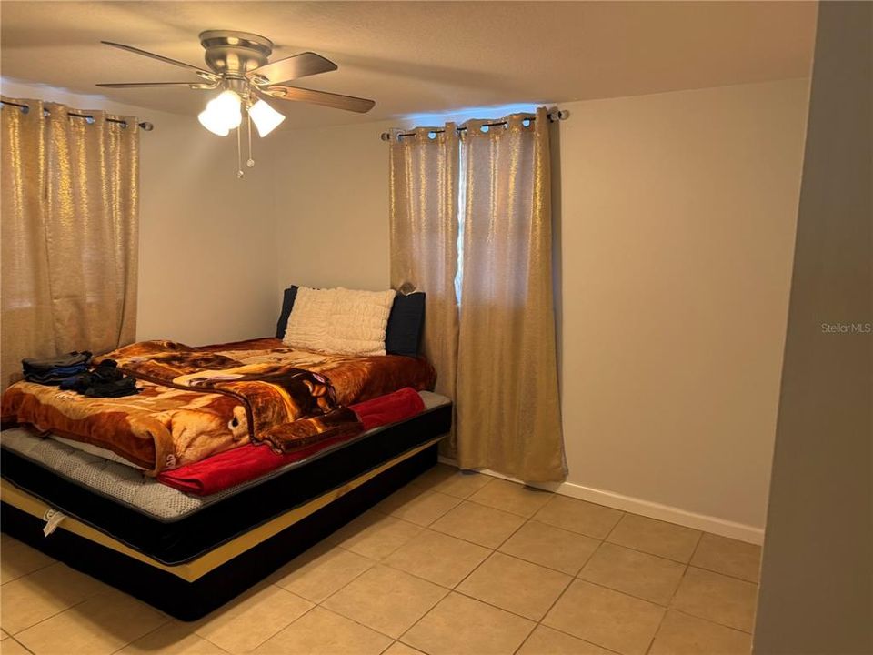 待售: $410,000 (4 贝兹, 0 浴室, 1686 平方英尺)