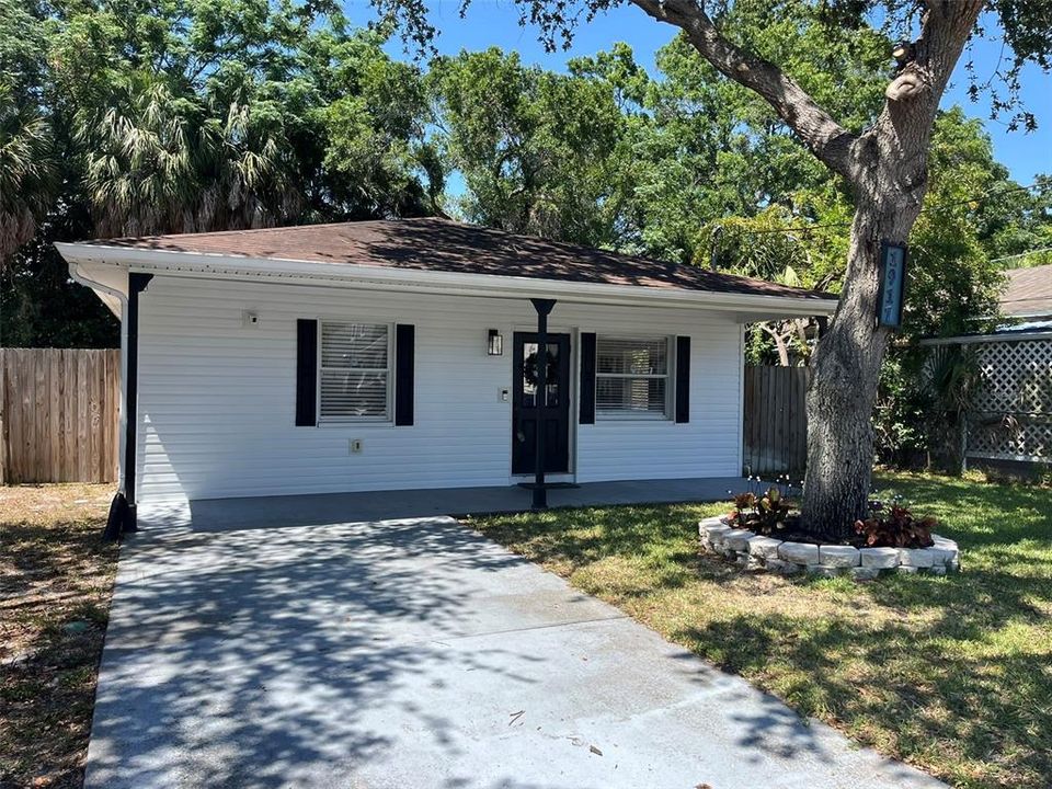 Active With Contract: $2,050 (3 beds, 2 baths, 1204 Square Feet)