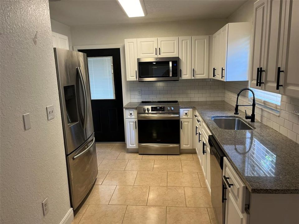 Active With Contract: $2,050 (3 beds, 2 baths, 1204 Square Feet)