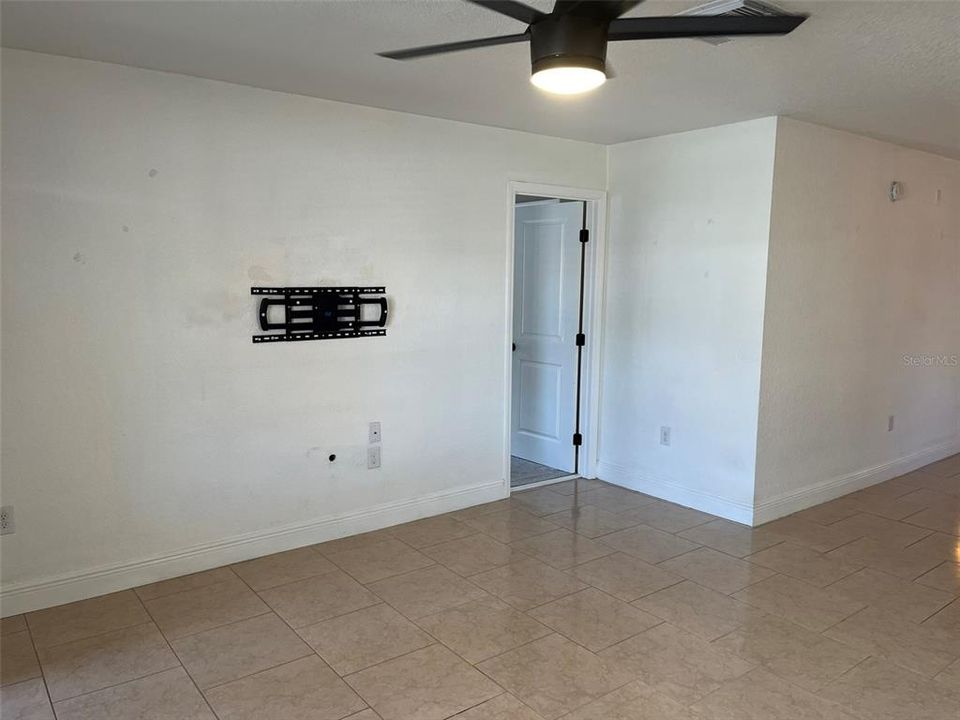 Active With Contract: $2,050 (3 beds, 2 baths, 1204 Square Feet)