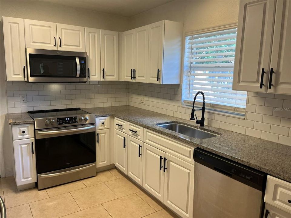 Active With Contract: $2,050 (3 beds, 2 baths, 1204 Square Feet)